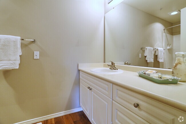 2BR, 2BA - 925 SF