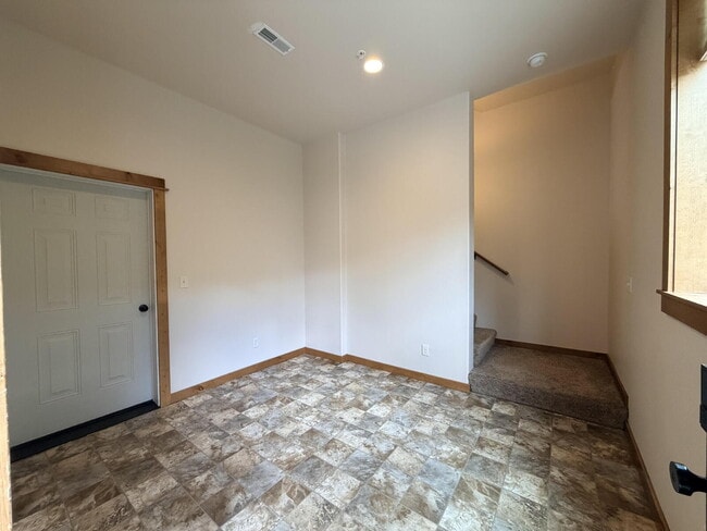 Building Photo - Beautiful 2 Bed, 1.5 Bath Townhouse with Bridger Views, Pets OK! Unit D