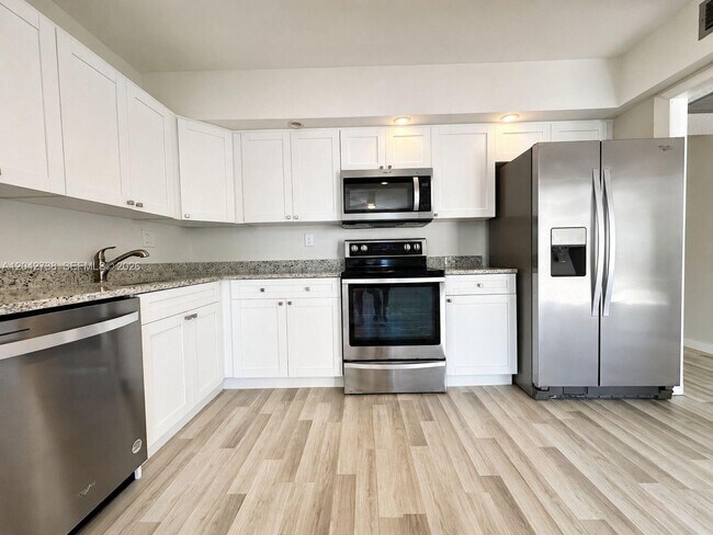 Building Photo - 20200 W Country Club Dr Unit PH16