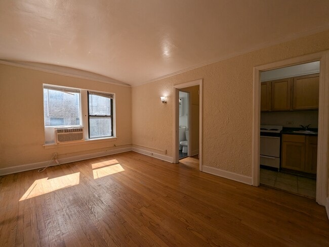 Building Photo - 556 W Arlington Pl Rental