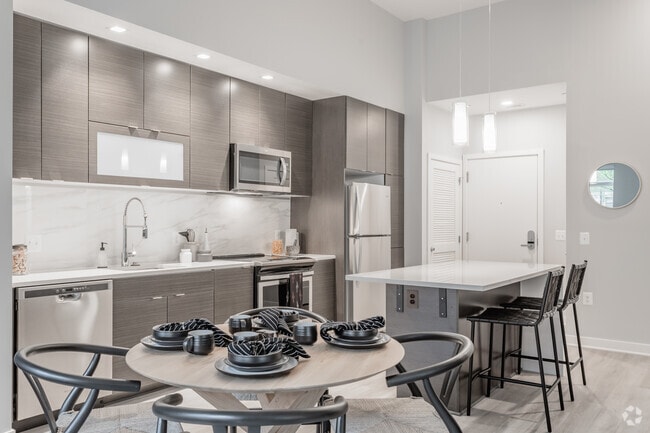 2BR, 2BA - 904SF
