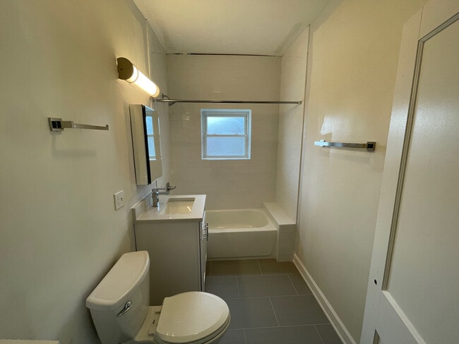 Bathroom - 4737 N Maplewood Ave Unit 2