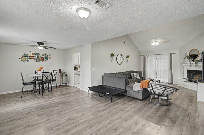 Photo - 703 Woods Ct