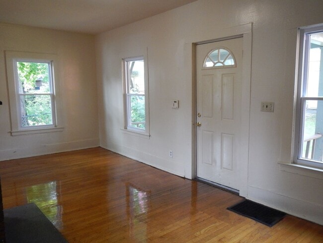Photo - 120.5 Dell St - AVAILABLE 6/1/26 - House f... Unit Dell 120.5
