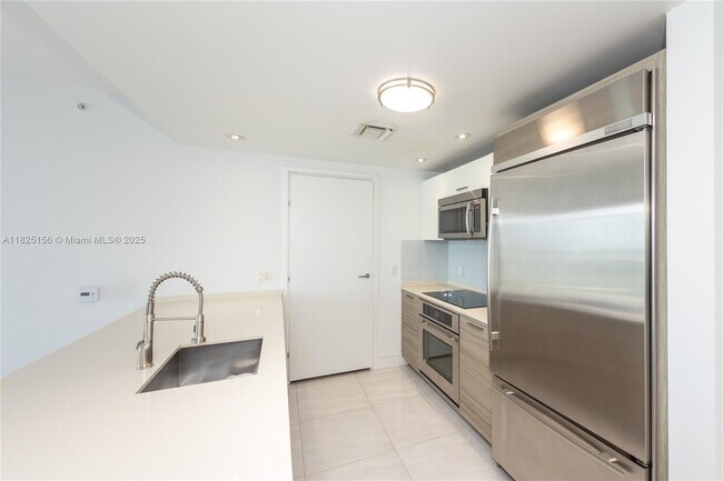 Photo - 1300 Brickell Bay Dr Unidad 3003