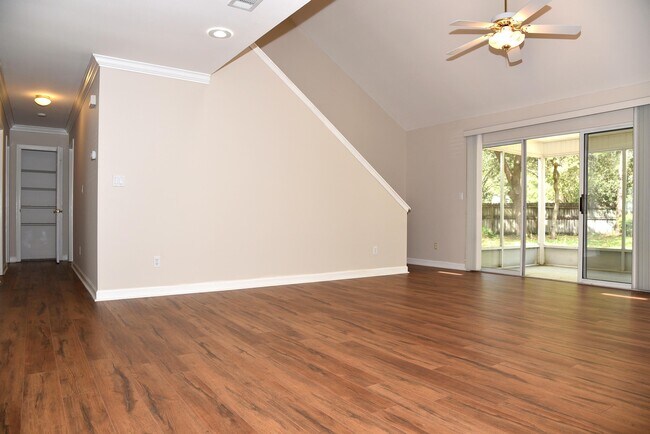 Photo - 1594 Parkwood Ct