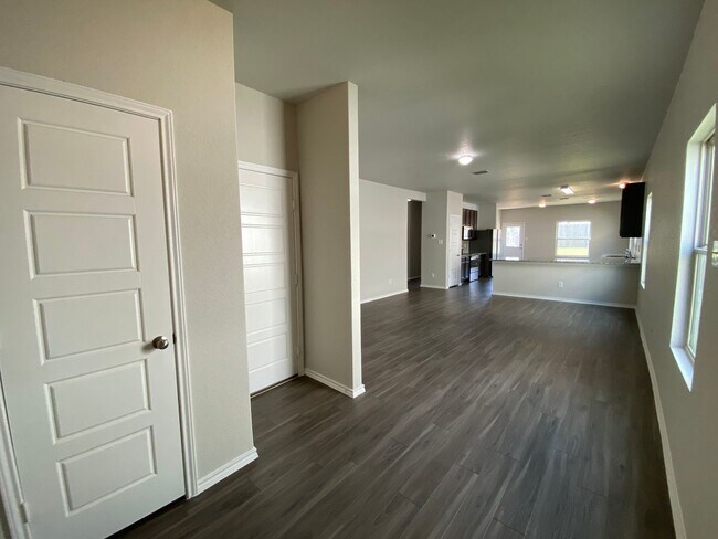 Photo - Spacious 4 Bedroom ~ Convenient to JBSA Ra...