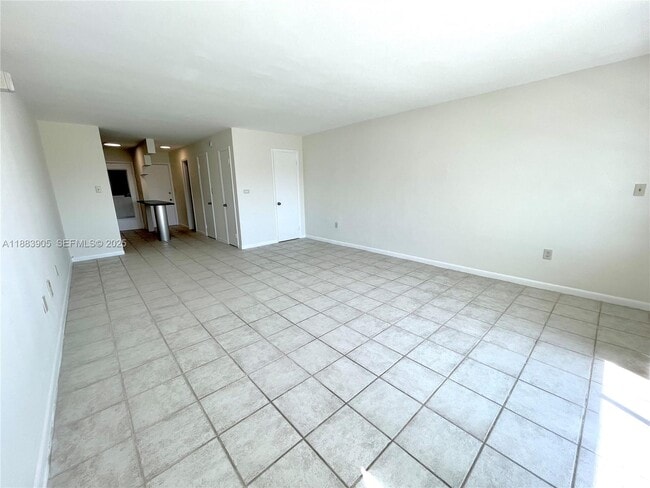 Photo - 1100 NE 11th St Unidad 302