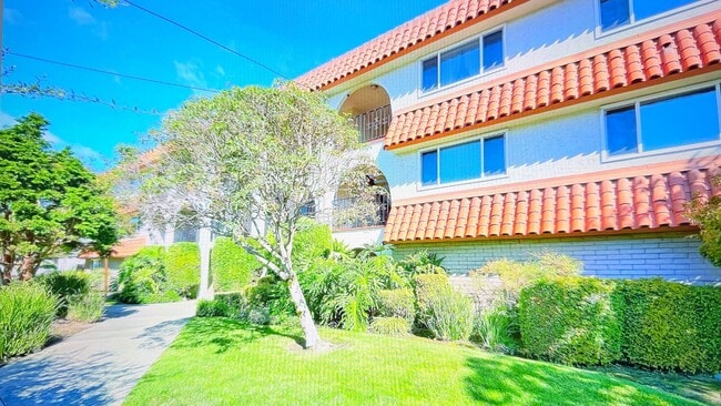 Building Photo - 2133 Santa Clara Ave