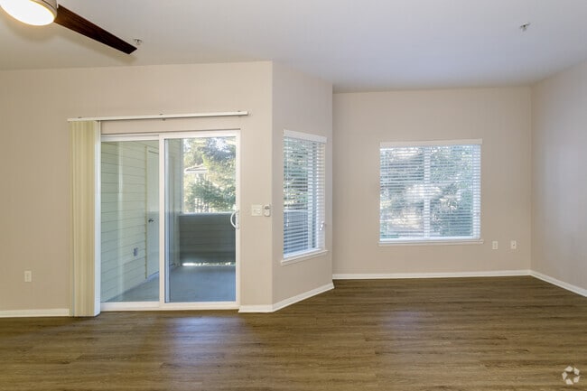 1BR, 1BA - 889SF
