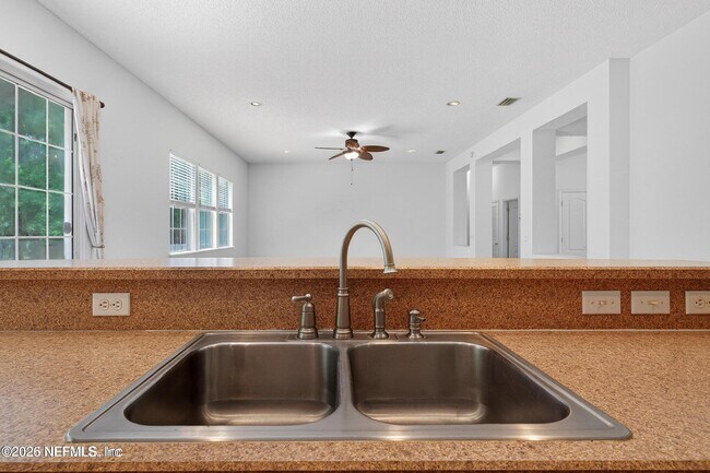 Photo - 872 Collinswood Dr W