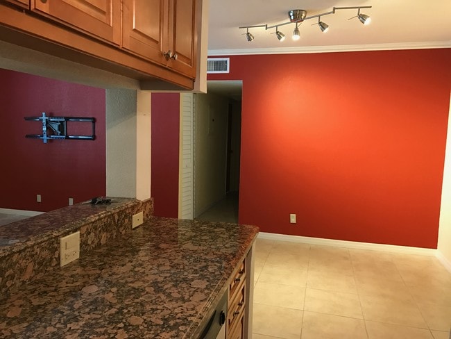 Vista de la cocina - 2020 NE 56th St Unidad 109
