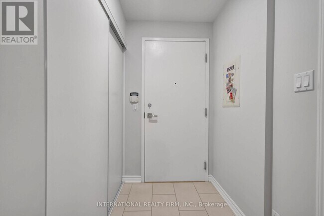 Photo - 230 Queens Quay W Unité 1617