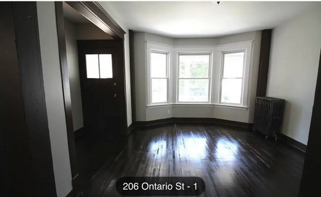 Entrada a la sala de estar - 206 Ontario St