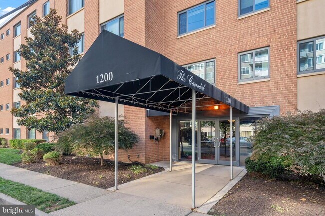 Photo - Welcome to this lovely and spacious fully remodeled 1 bedroom, 1 bath condo at The Cavendish Unidad 314