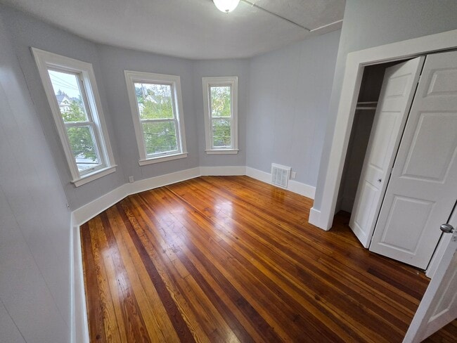 Spacious and Bright 3Bd 1 Bath Available f... - Spacious and Bright 3Bd 1 Bath Available f... Condo