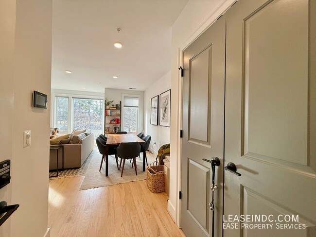 Photo - 4335 Harrison St NW Unidad #5