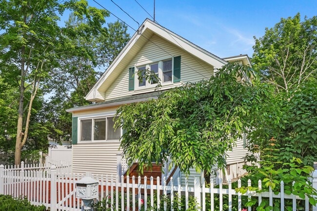 Building Photo - 366 Suburban Ave