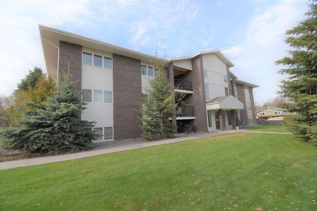 Building Photo - PET FRIENDLY! Large 2 Bed 1.5 Bath apartme... Unit 67 Rental