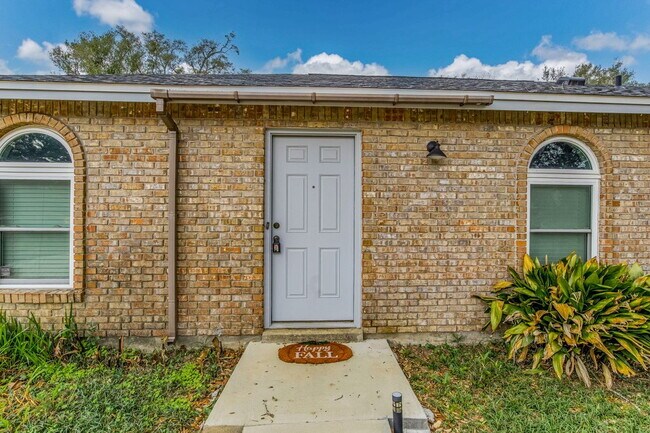 Building Photo - BRIGHT AND BEAUTIFUL HOME, CENTRALLY LOCATED!