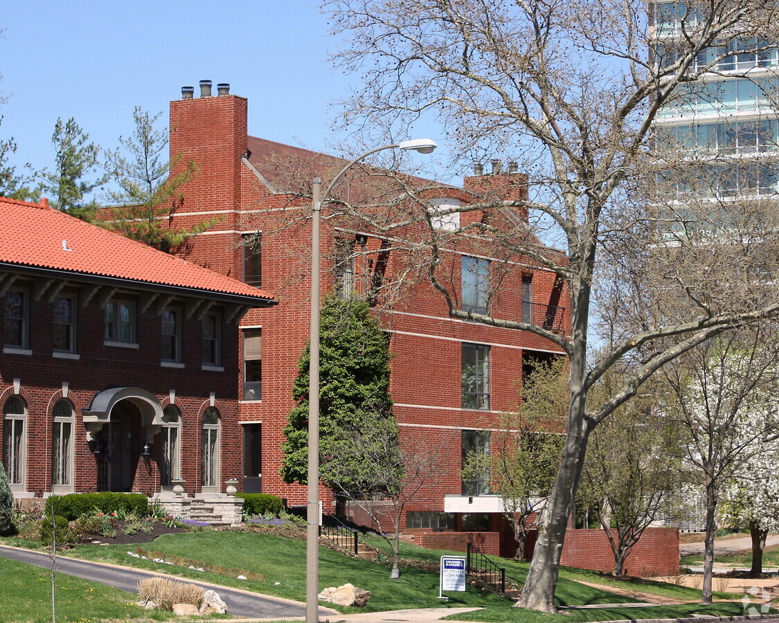 View from the southeast - 901 S Skinker Blvd Apartments