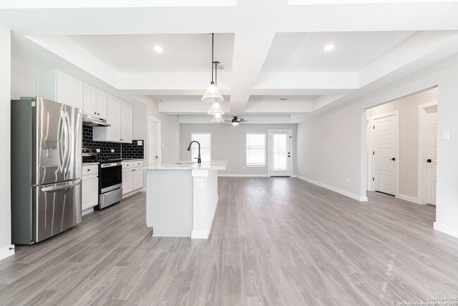 Photo - 5815 Tree View St