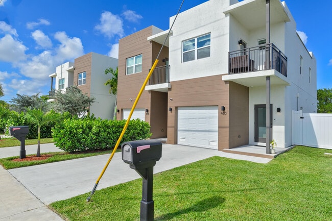 460 NW 27th Ave