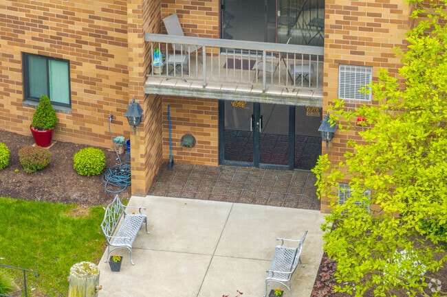 Main Entrance - Cochran Hall Condominium