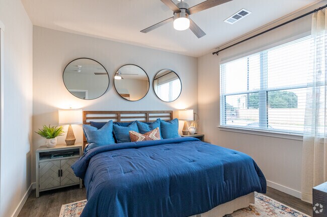 2 BR, 2 BA - 1046 SF