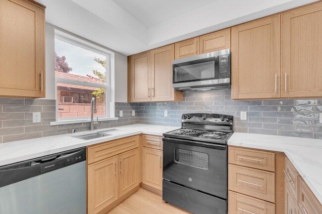 Photo - 7134 Yarmouth Ave