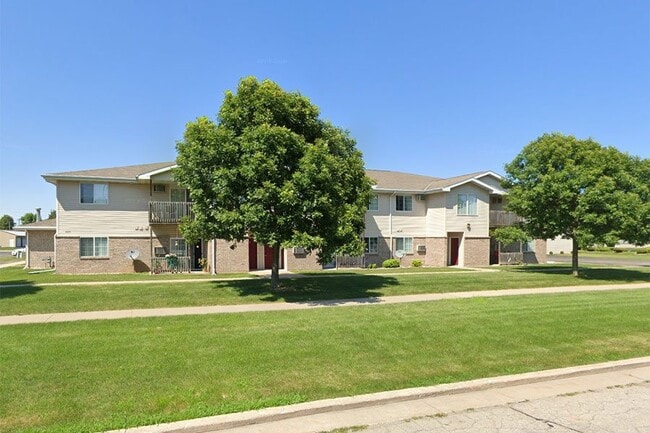 COMMERCIAL SQUARE APTS