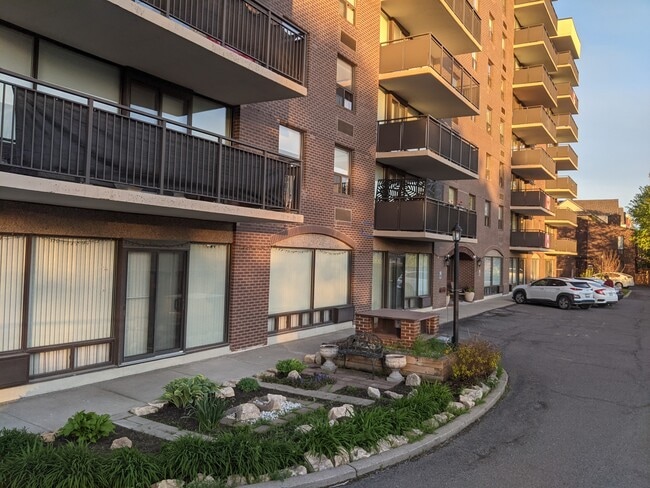 Building Photo - 1190 Richmond Rd Unit 804