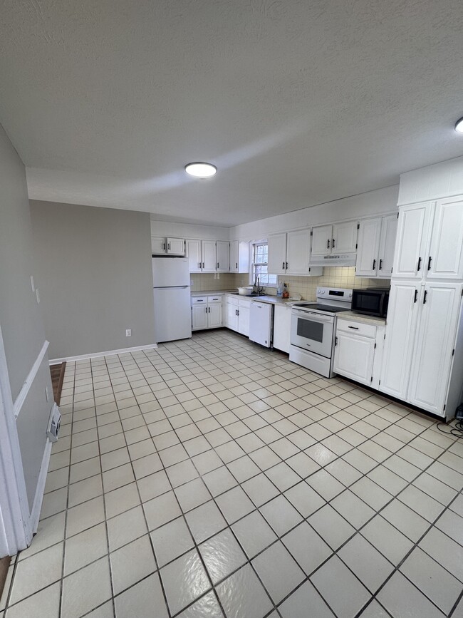 Photo - 179 Holmes Cir