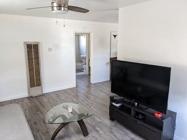 Building Photo - Beachy, Upgraded 1 Bed / 1 Bath – Just 49 ... Rental