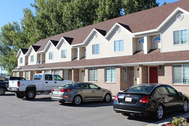 Building Photo - REMODELED 3 BEDROOM TOWNHOME