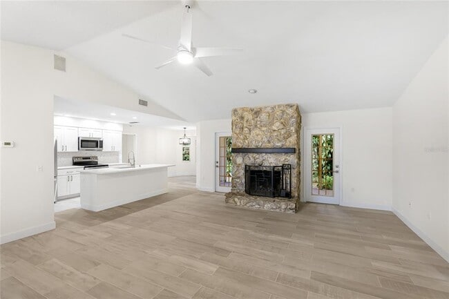Photo - 2202 Cork Oak St W