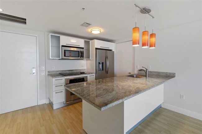 Building Photo - 185 SW 7th St Unit 2410 Rental