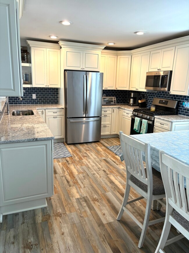 Eat in Kitchen - 6 N Newport Ave Unit B6