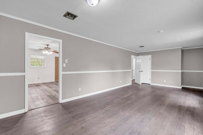 Photo - 1007 Eisenhower Dr