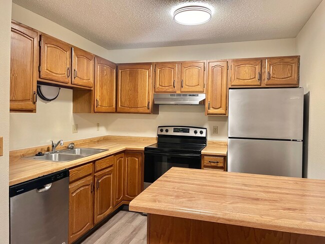 Come check out this 2 bed, 2 bath 4-plex u... - Come check out this 2 bed, 2 bath 4-plex u... Townhome