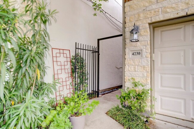 Photo - 4230 Drake St