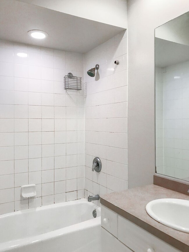 Photo - 2732 N Wayne Ave Apartment Unit 2732-1