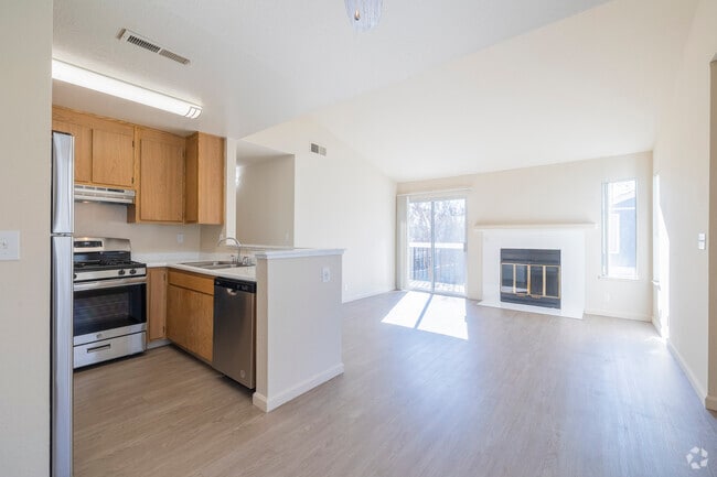 2BR, 2BA - 890SF - Living Room