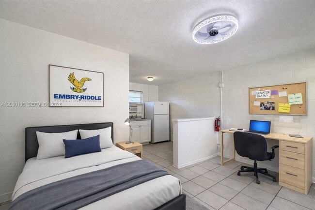 Building Photo - 319 Country Club Oval Unit 3