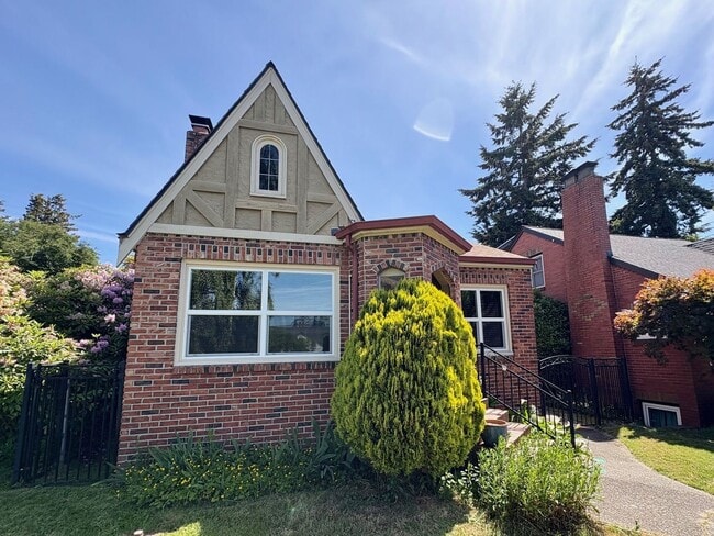 Building Photo - Loyal Heights Ballard Home