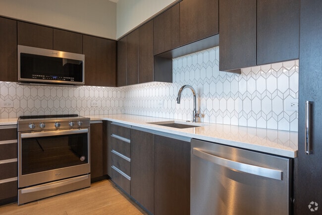 2 BR, 1 BA - 949SF