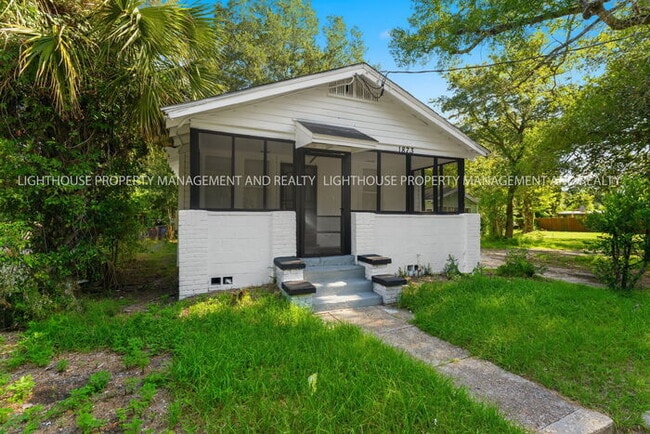 Building Photo - Newly Renovated 3 Bedroom Home With Modern Kitchen