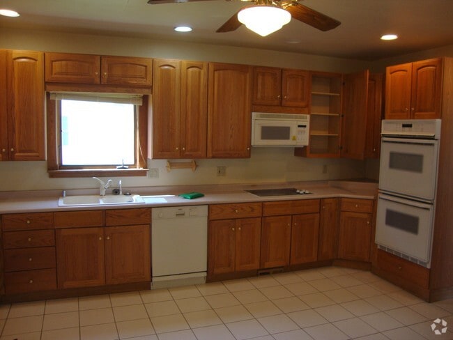 Building Photo - 801 West Ave S Unit Lower Rental