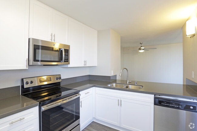 2 BR, 2 BA - 980 SF
