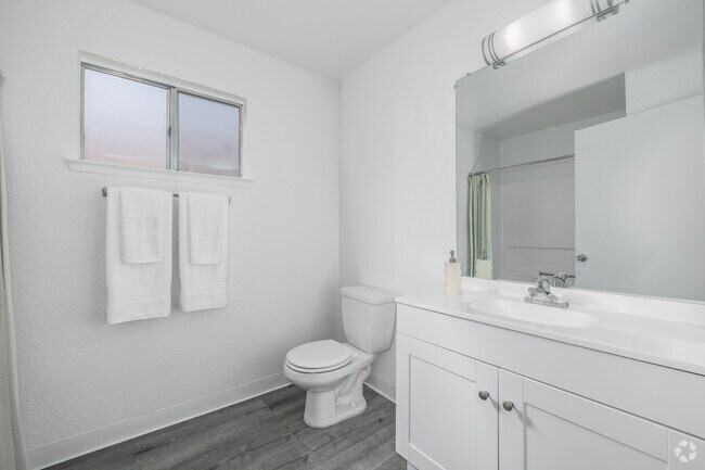 2BR, 1BA - 848SF - Bathroom